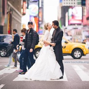 Zach Braff Gives Couple Great Wedding Present with Photobomb