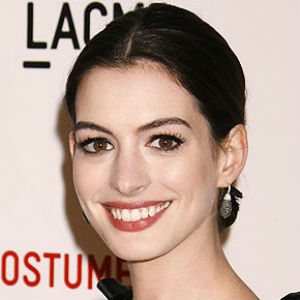 Anne Hathaway and Jeremy Renner to Host <i>SNL</i>