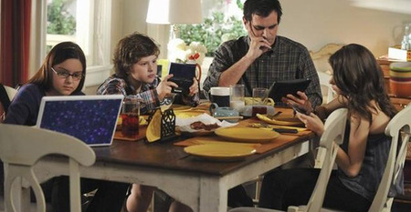 ModernFamilyTexting-thumb-450x233-79208.jpeg