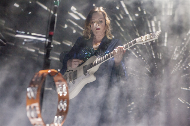 photos: slowdive"s live show is a tidal wave of light and fury