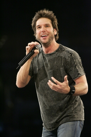 Dane Cook Will Play Howard Stern-Like DJ on New NBC Comedy