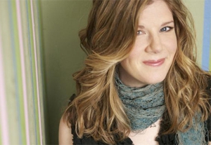 Watch a Dar Williams Video Featuring Gary Louris