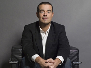 Carson Daly crosses the WGA picket lines