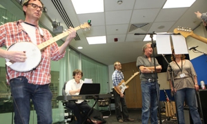 <em>The Guardian</em> Responds to Radiohead's Newspaper with a "Creep" Cover, Colin Greenwood Reviews It