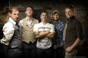 Video Premiere: The Infamous Stringdusters - "Don't Mean Nothin'"