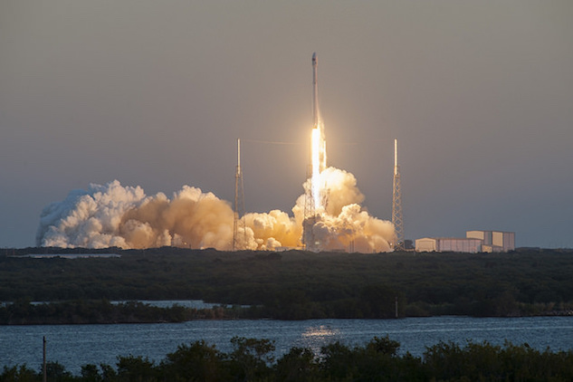 1. falcon 9 liftoff.jpg