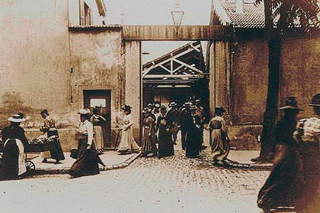 100-Best-Silent-Films-Sortie-usine-lumiere-workers-exiting-the-factory.jpg