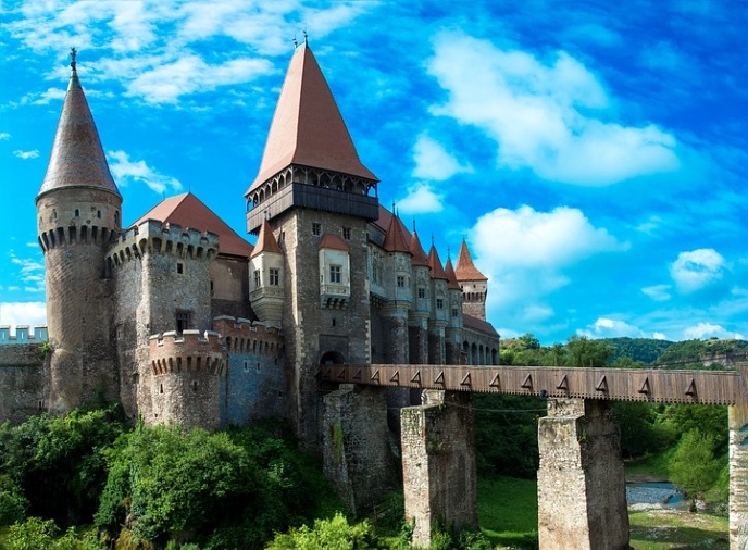 romanian_castle_pixabay.jpg