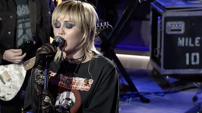 Watch Miley Cyrus Cover Hole's "Doll Parts" on <i>The Howard Stern Show</i>