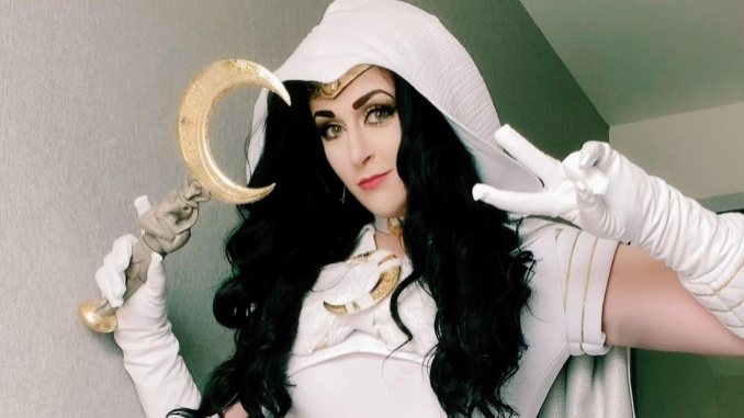 How Online Communities Encourage Gender Exploration Through Cosplay