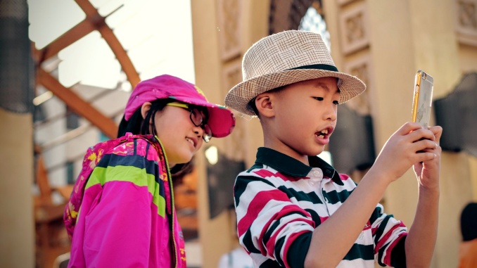 How Parents Can Foster Healthy Smartphone Use Habits With Their Kids