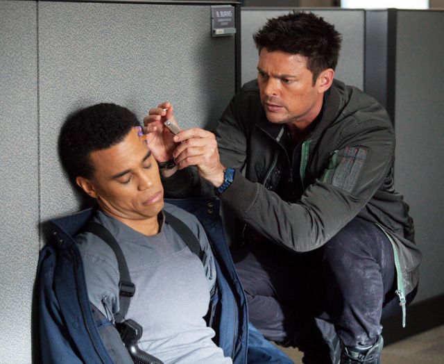 <i>Almost Human</i> Review: &#8220;Are You Receiving?&#8221; (1.03)