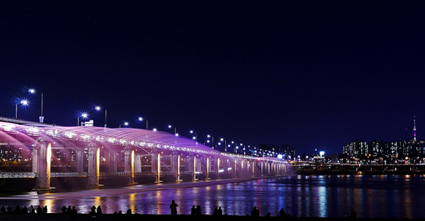 Banpo_Bridge_Fountain_travel_oriented.jpg