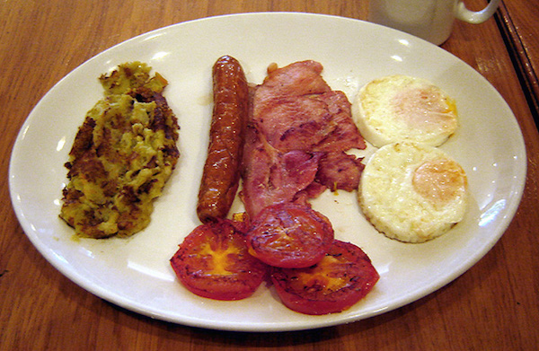 Full_English_breakfast_with_bubble_and_squeak,_sausage,_bacon,_grilled_tomatoes,_and_eggs.jpg