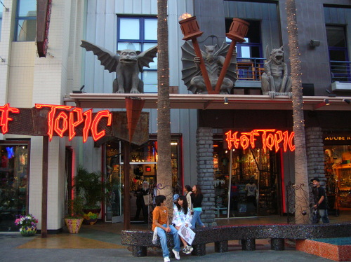 Hot_Topic,_Universal_CityWalk_Hollywood.JPG