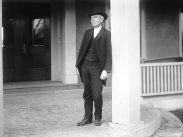 Luther Burbank standing on porch home Santa Rosa 1910.jpg
