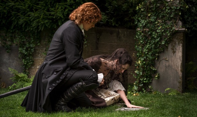 OUTLANDER-Jamie_Claire_graveyard.jpg