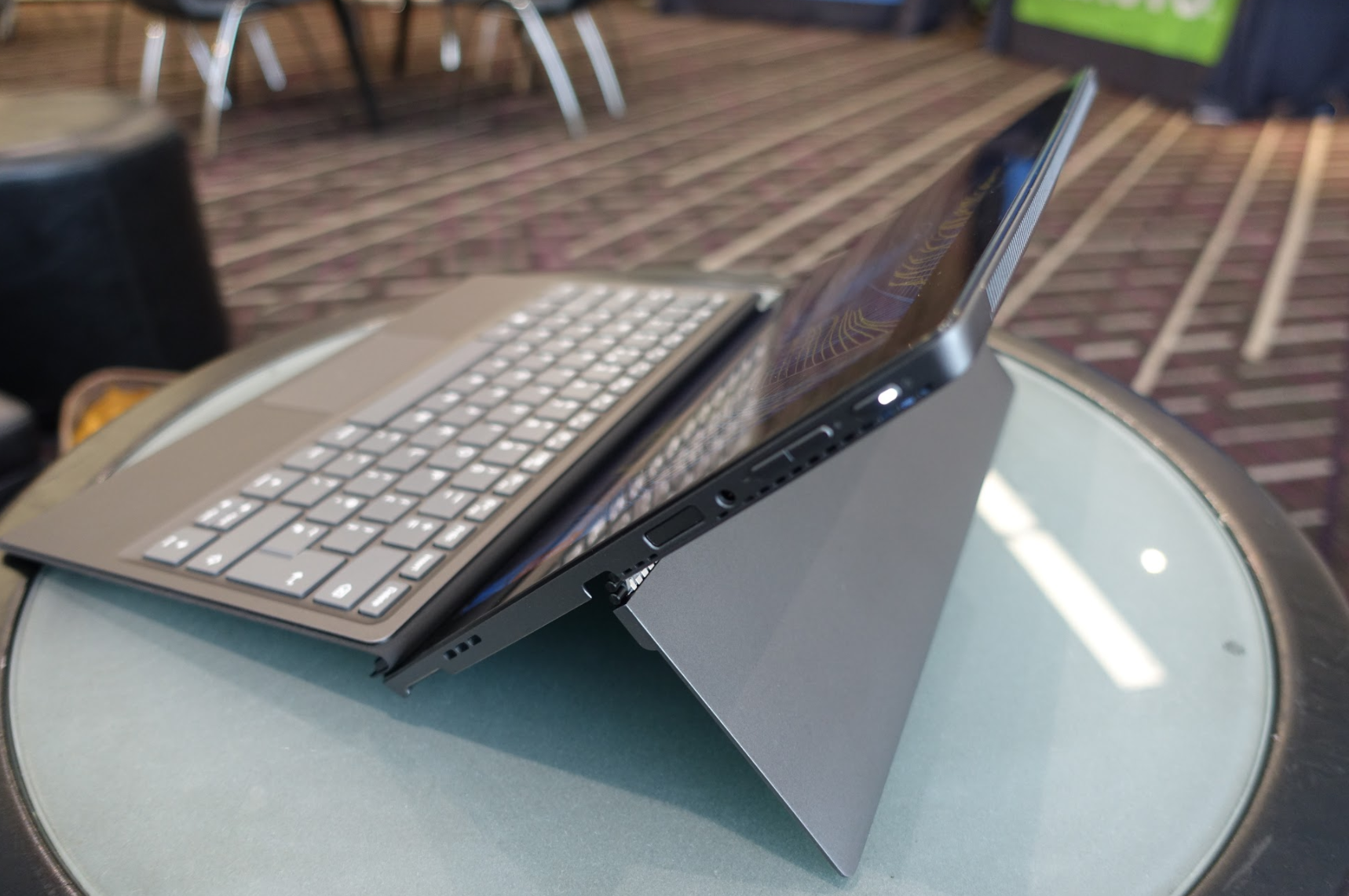 microsoft display dock yoga 720