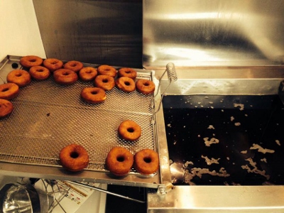 donuts to the fryer (400x300).jpg