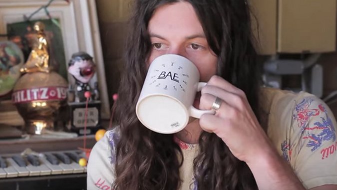 Kurt Vile Previews New Album Blieve Im Going Down In New Trailer Music Video Kurt 3319