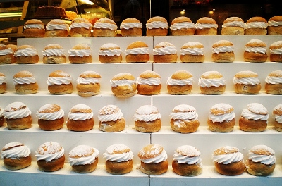 many semlor (400x264).jpg