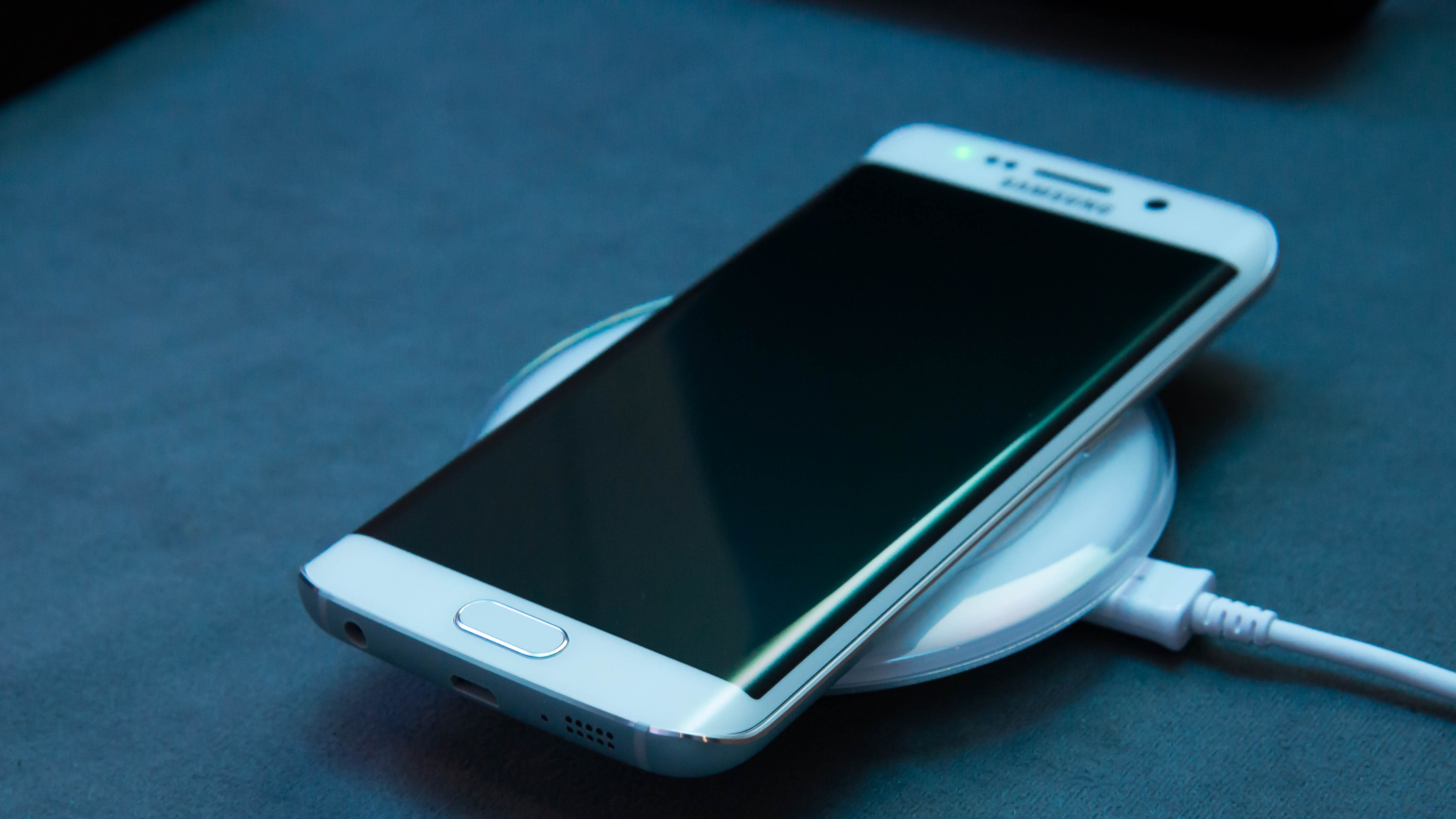 samsung_galaxy_s6_edge_hands_on_wireless_charging.jpg