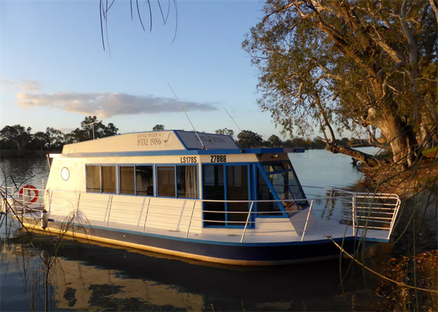 Airbnb Houseboat | escape the mainland with these 15 airbnb boats travel Airbnb Houseboat | escape the mainland with these 15 airbnb boats travel